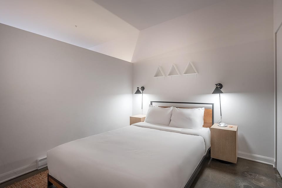 Chic Old Montreal Retreat - Iconic Location Apartment in Montreal