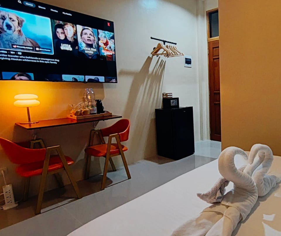 Bed, TV and multimedia, Dining area, Bedroom