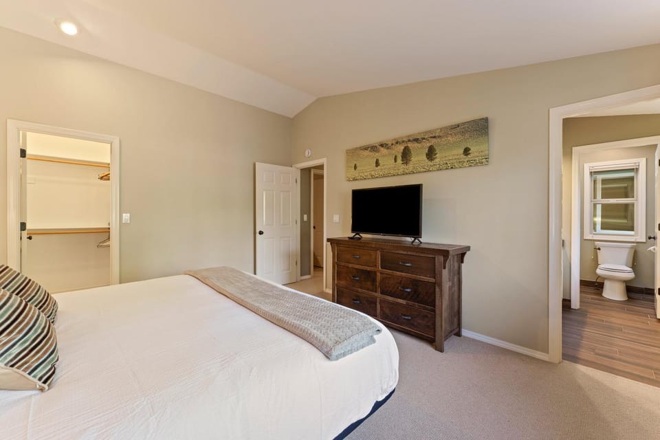 Bright Retreat Hot Tub Plus SHARC Access House in Sunriver