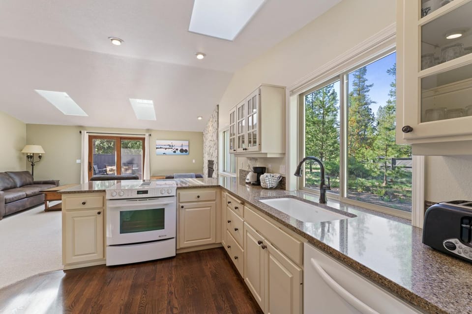 Bright Retreat Hot Tub Plus SHARC Access House in Sunriver