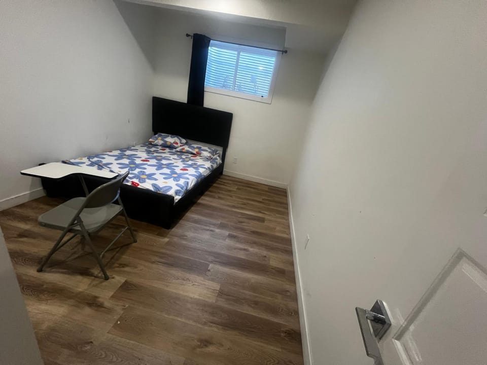 Private room in Basement suite Bed and Breakfast in Edmonton