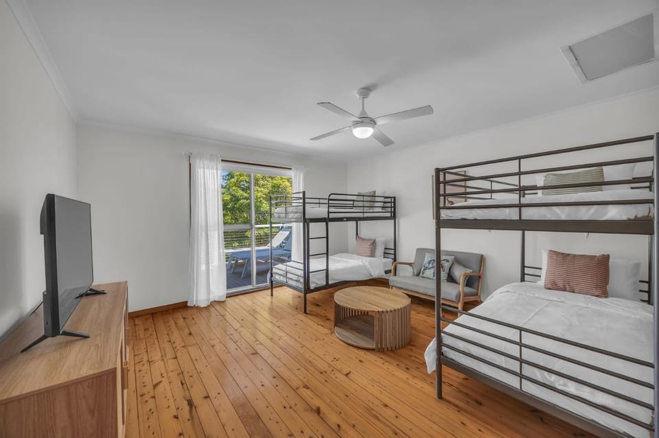 Bed, TV and multimedia, Photo of the whole room, Bedroom