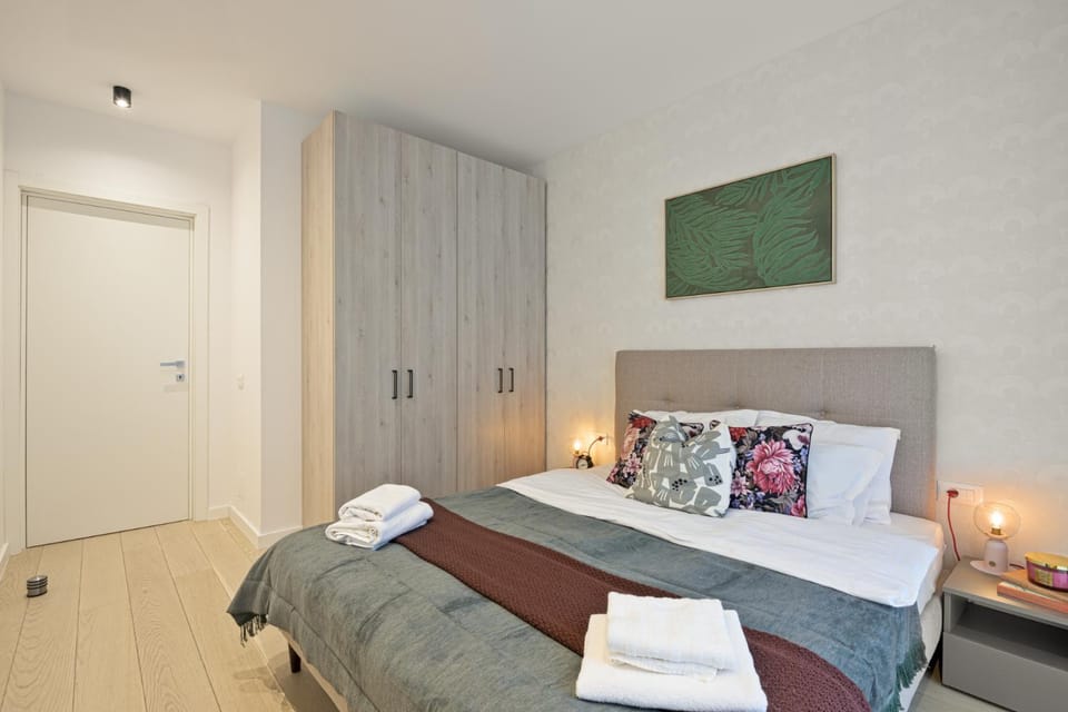 Tropics 1BR Cozy Modern Entire Apartment NuscoCity fast wifi and balcony Apartment in Bucharest