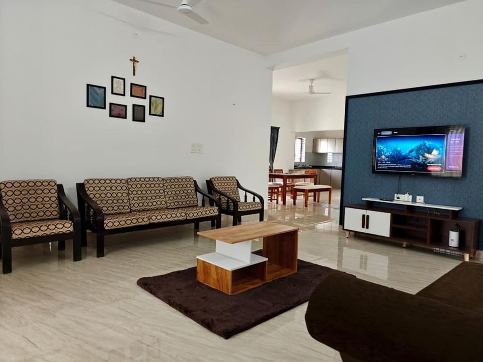 Communal lounge/ TV room, TV and multimedia, Living room, Seating area, Evening entertainment