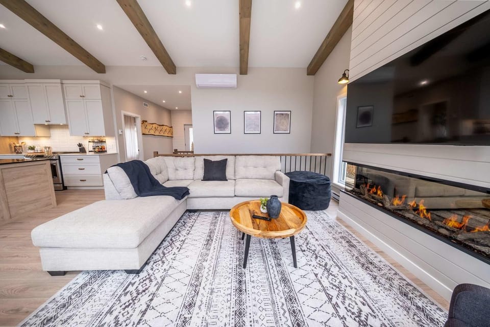 Ski in - Ski out - SPA & Pool Table - Le Konect Chalet in Quebec