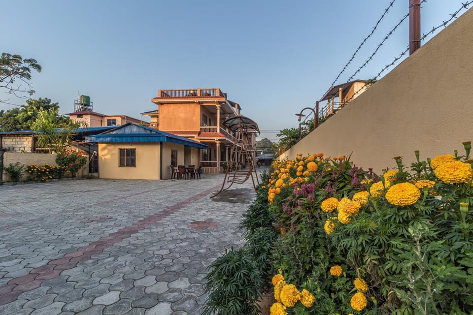 Property building, Neighbourhood, Garden, Garden view, Parking
