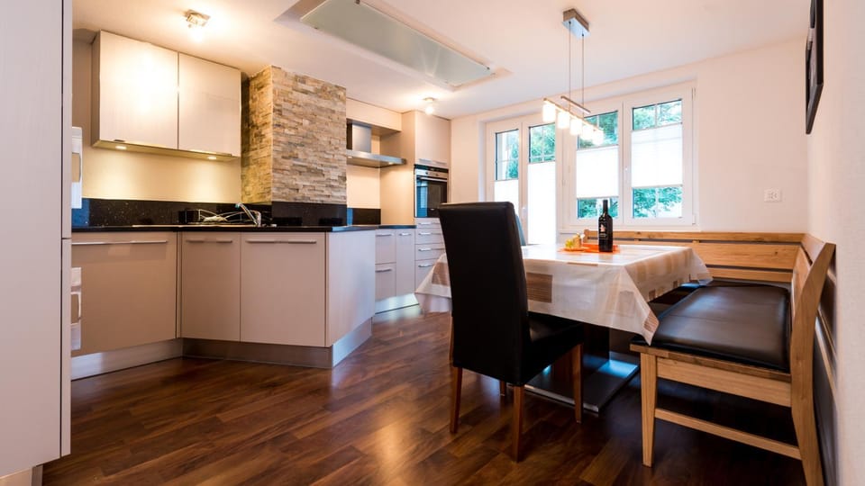 Kitchen or kitchenette, Dining area