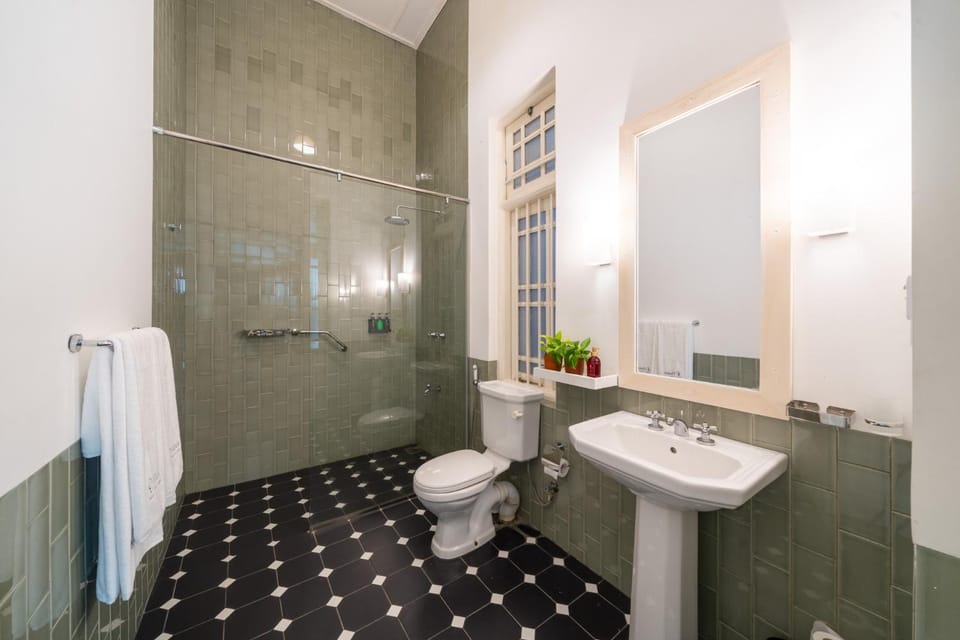 Shower, Toilet, Bathroom, towels