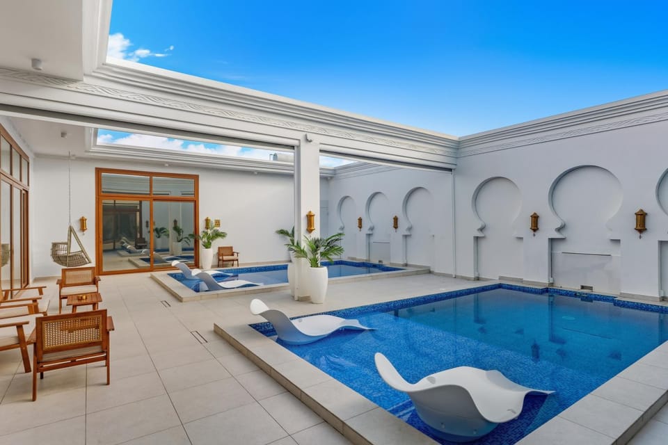 Balcony/Terrace, Dining area, Swimming pool, sunbed