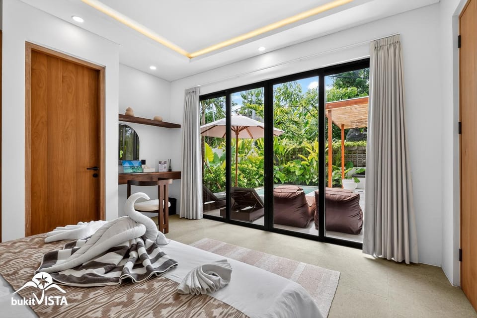 Bed, Bedroom, Garden view, towels