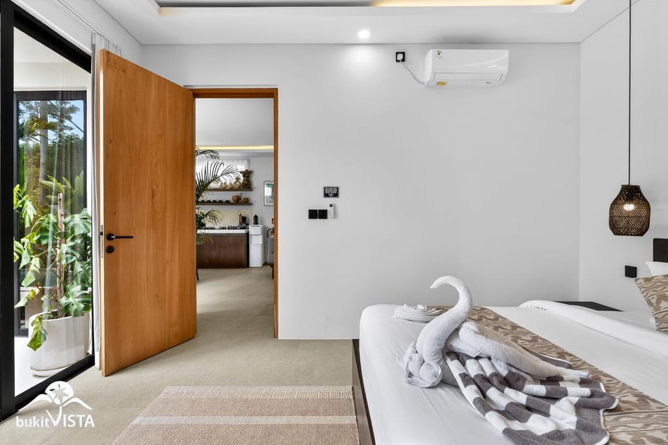 Bed, Bedroom, towels