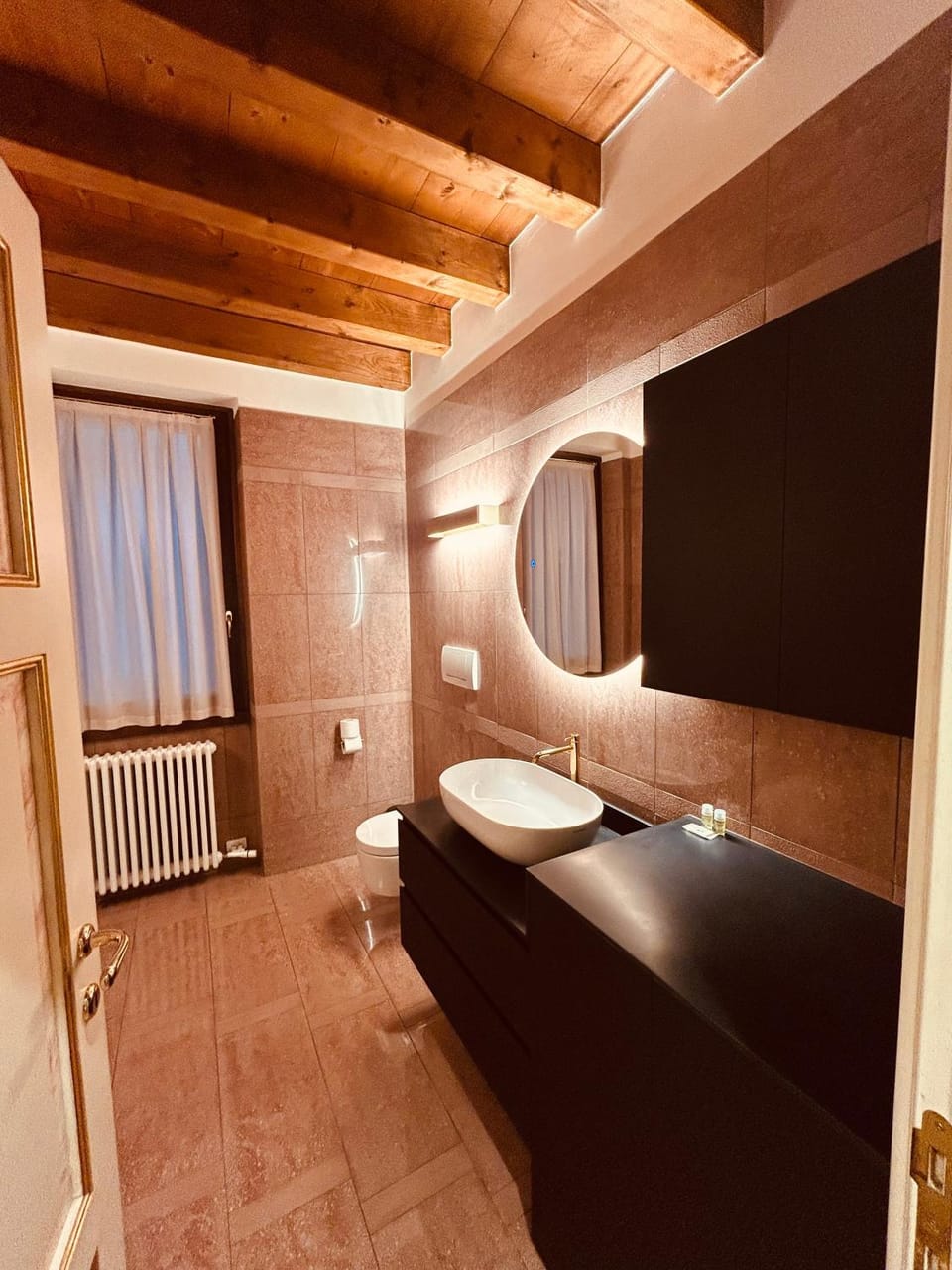 Photo of the whole room, towels