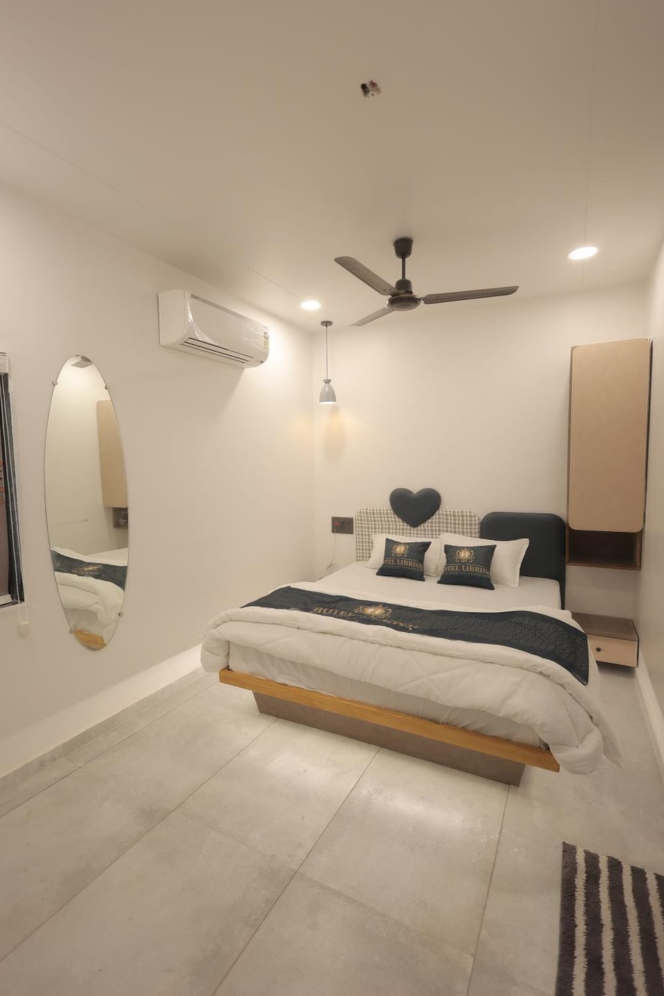 Bed, Photo of the whole room, Bedroom, air conditioner
