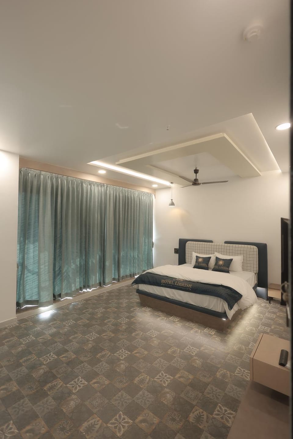 Bed, TV and multimedia, Living room, Photo of the whole room, Seating area, Bedroom