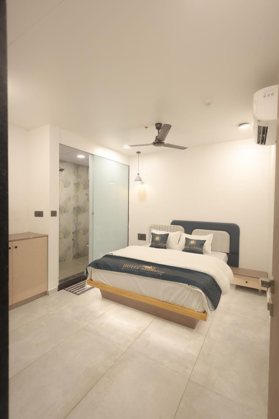 Bed, Photo of the whole room, Bedroom, air conditioner