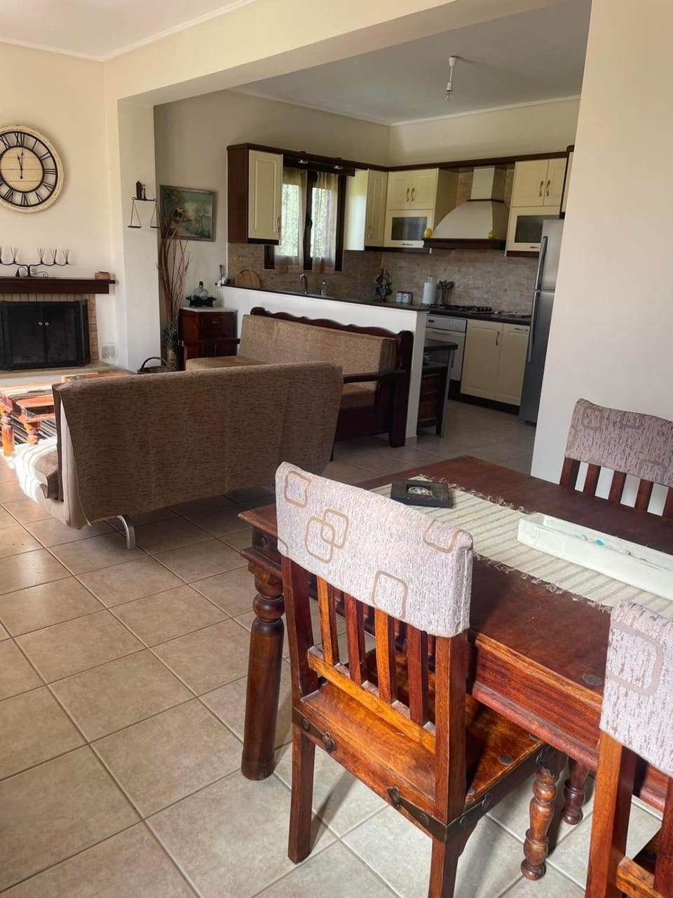 Kitchen or kitchenette, Living room, Seating area, Dining area, stove