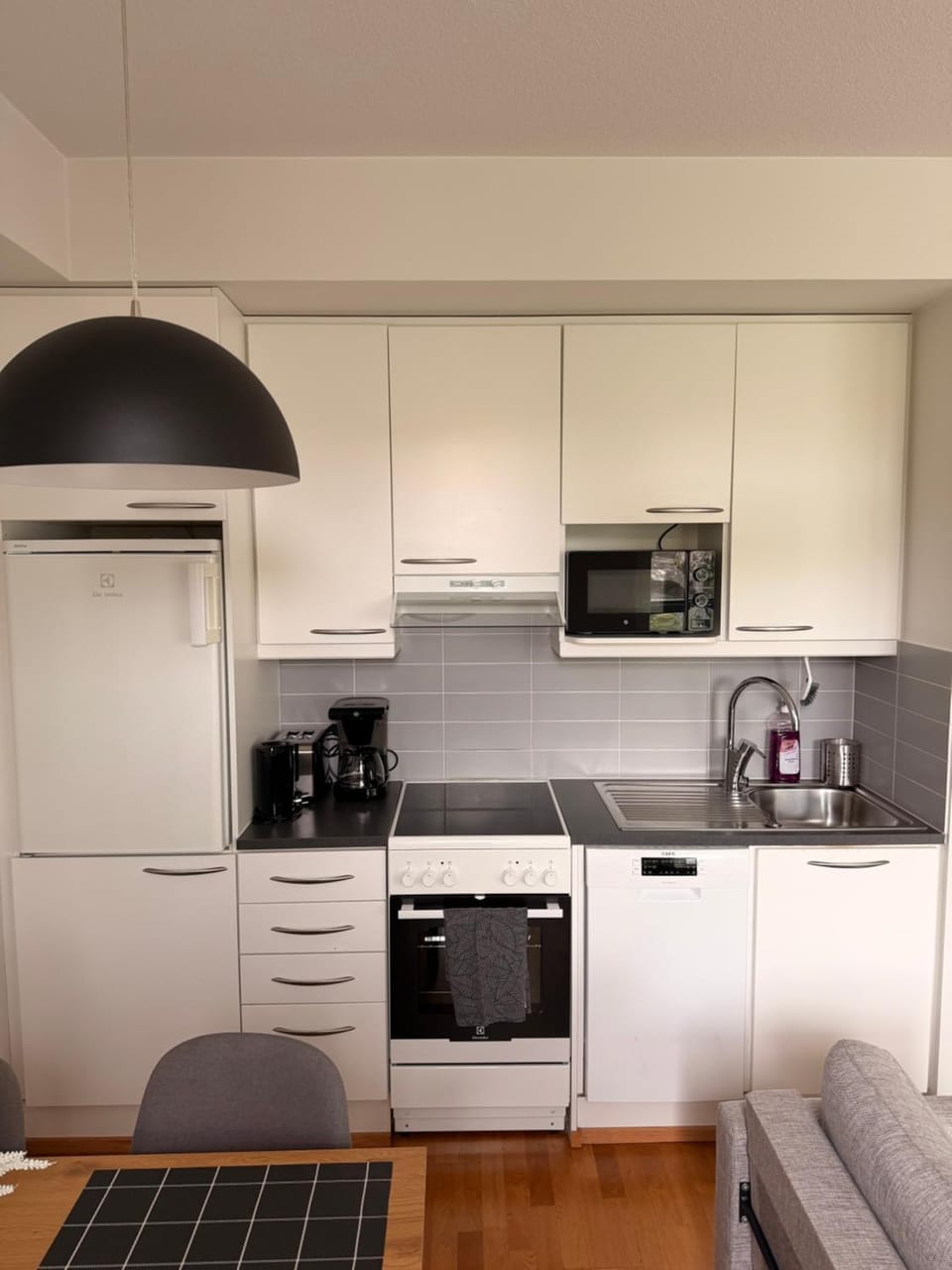 Coffee/tea facilities, Kitchen or kitchenette, dishwasher, microwave, oven, stove, toaster