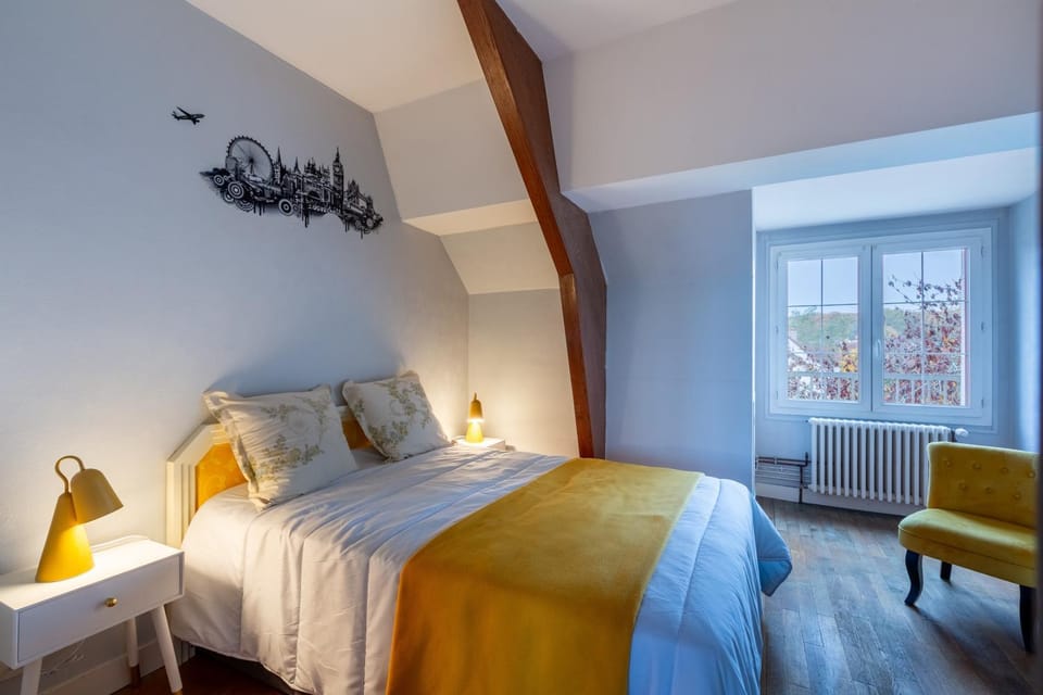Photo of the whole room, Bedroom