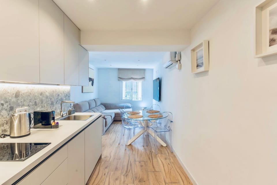 Kitchen or kitchenette, Seating area, Dining area