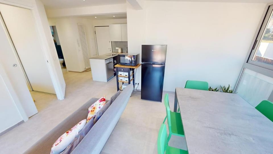 98GB - Nice 2P with terrace and side sea view Apartment in Menton