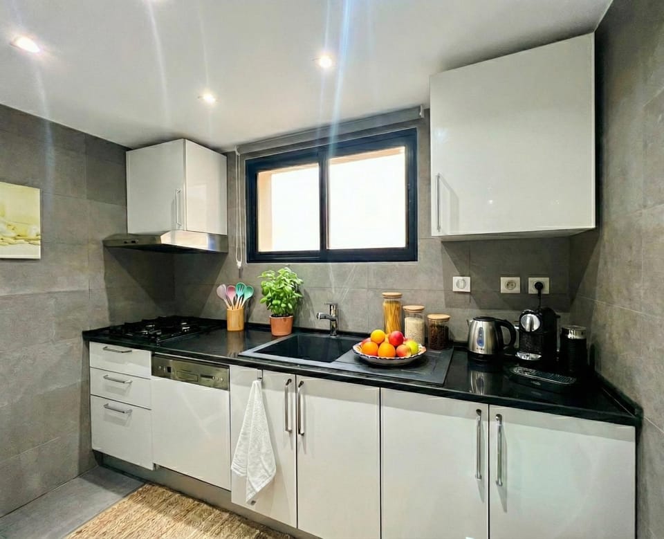 Coffee/tea facilities, Kitchen or kitchenette, dishwasher, stove, toaster