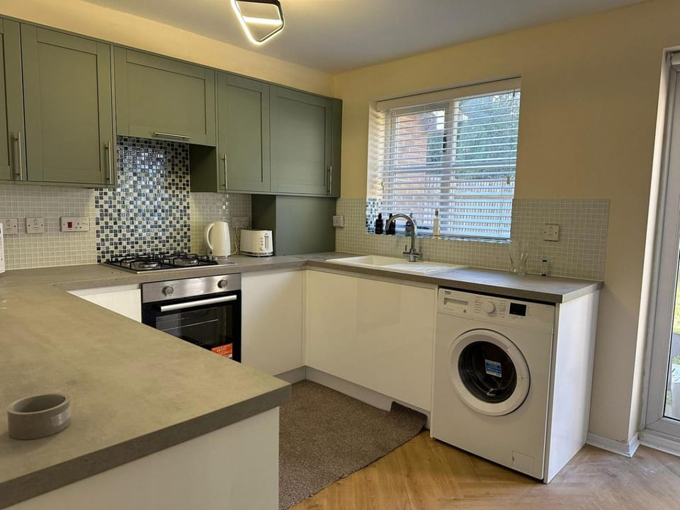 Kitchen or kitchenette, oven, stove, toaster, washing machine