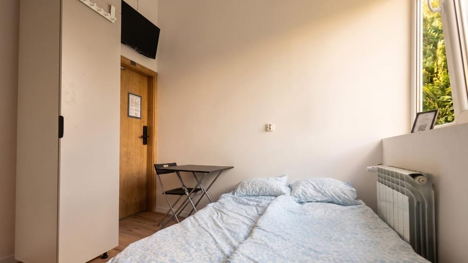 Bed, TV and multimedia, Living room, Photo of the whole room, Seating area, Bedroom, internet