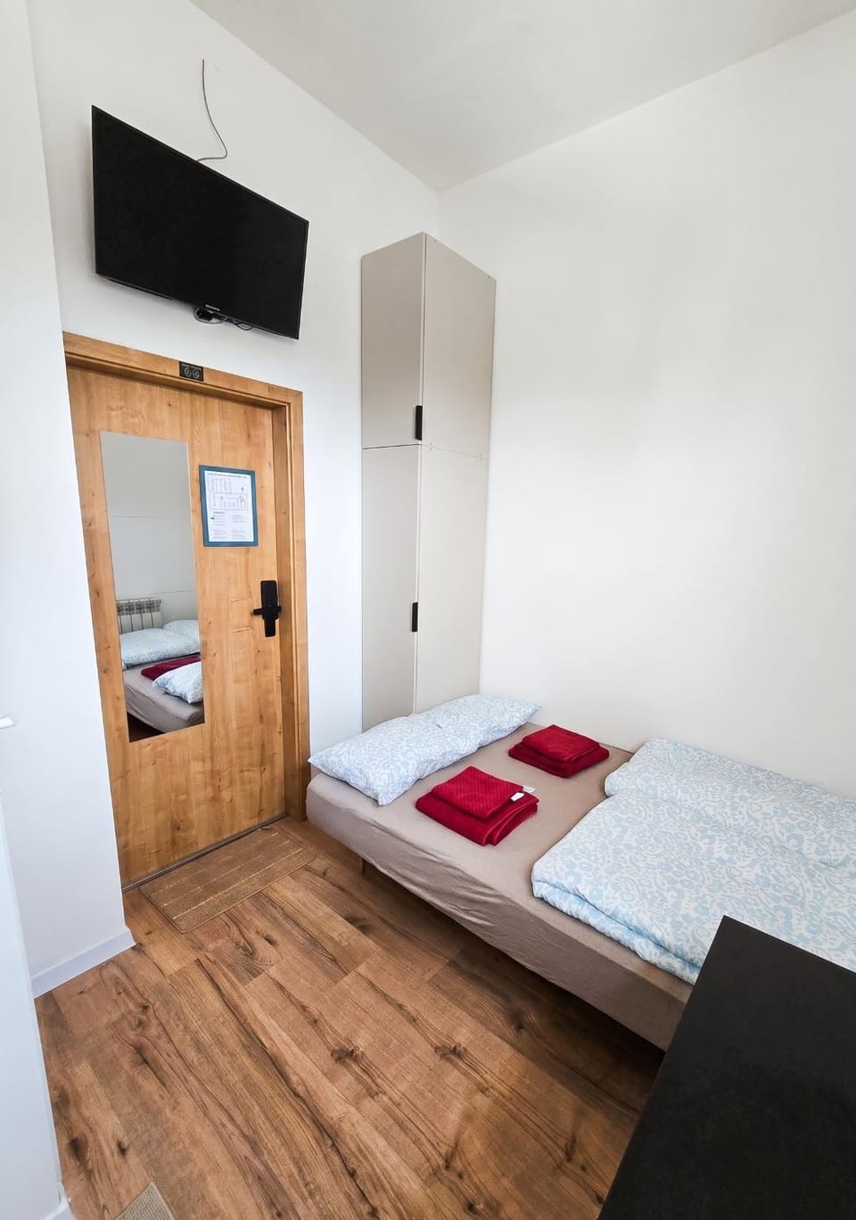 Bed, TV and multimedia, Photo of the whole room