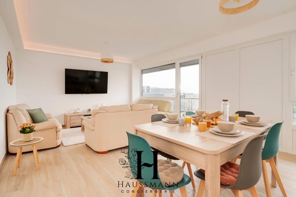 TV and multimedia, Living room, Seating area, Dining area, air conditioner, air conditioner