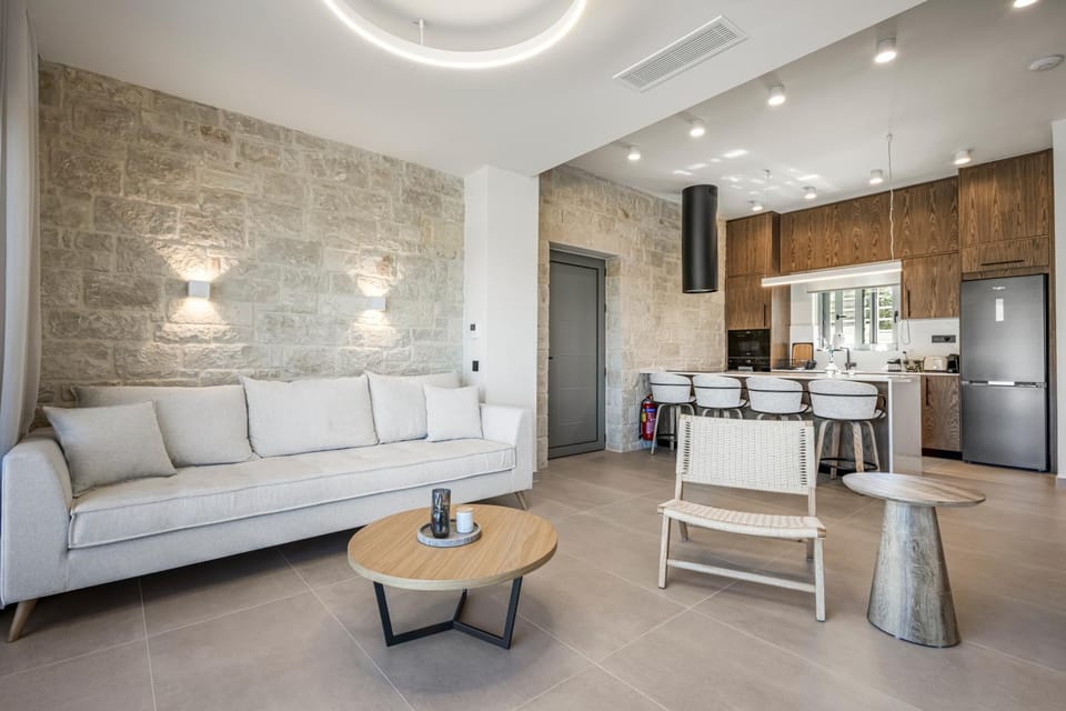 Kitchen or kitchenette, Living room, Dining area, oven