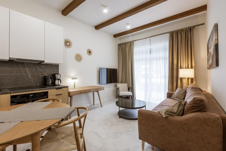 TV and multimedia, Kitchen or kitchenette, Living room, Seating area, Dining area