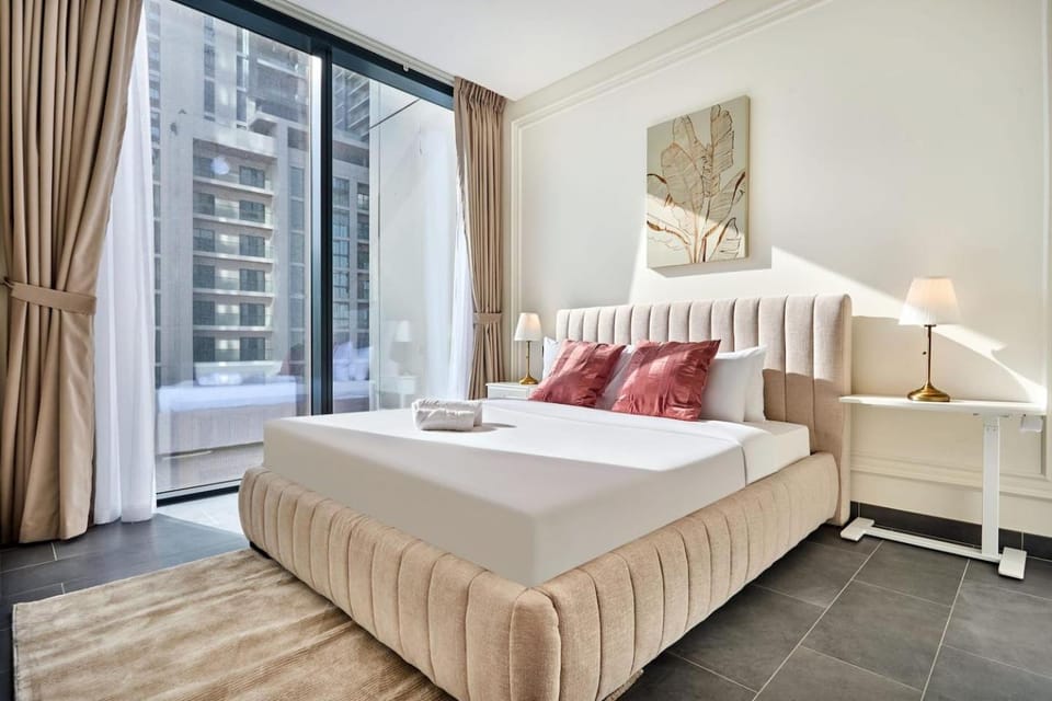 The Crest C Luxury Retreat Stylish & Serene Apartment in Dubai