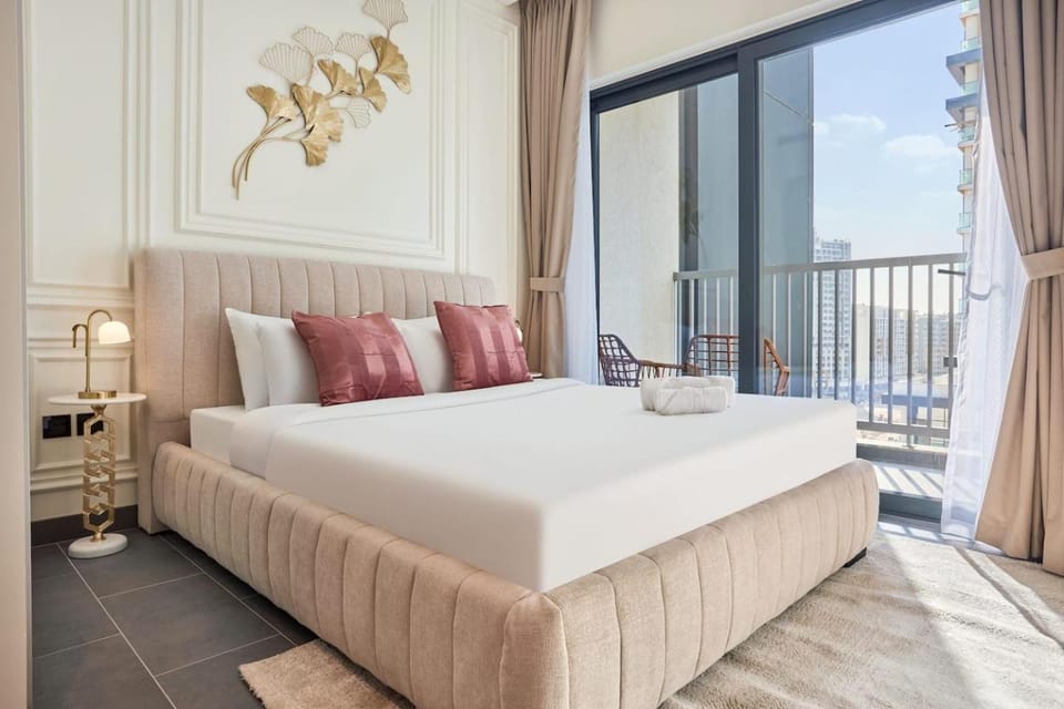 The Crest C Luxury Retreat Stylish & Serene Apartment in Dubai