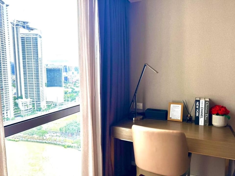Mesmerizing Twin Bed with Rockwell View Apartment in Mandaluyong