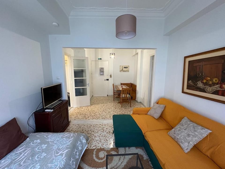Communal lounge/ TV room, Bed, Living room, Photo of the whole room, Seating area