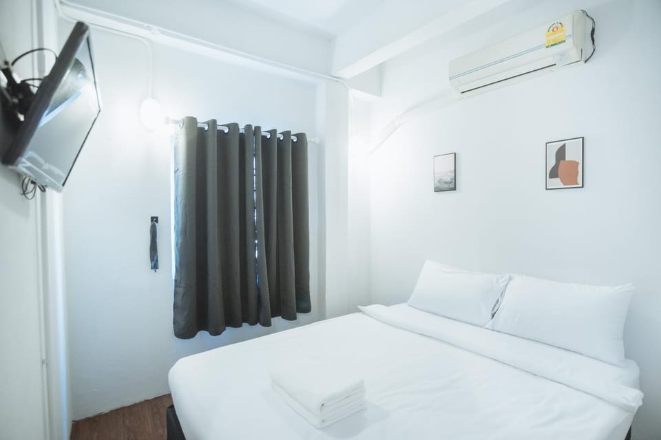 Bed, Photo of the whole room, Bedroom, towels, air conditioner