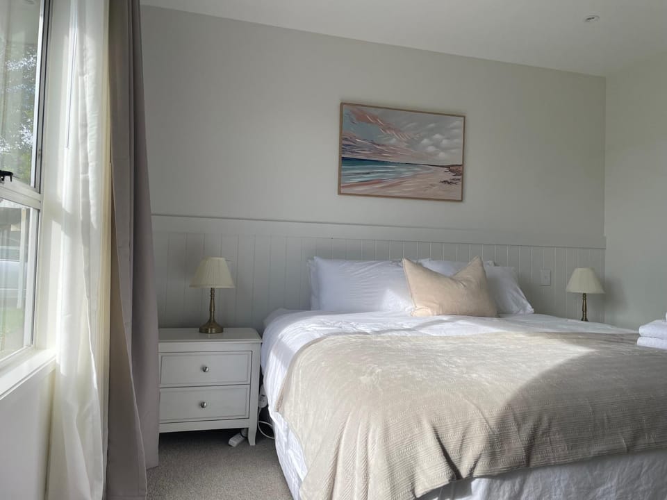 Cozy Stylish Stay 10 Mins to City& beach House in Auckland