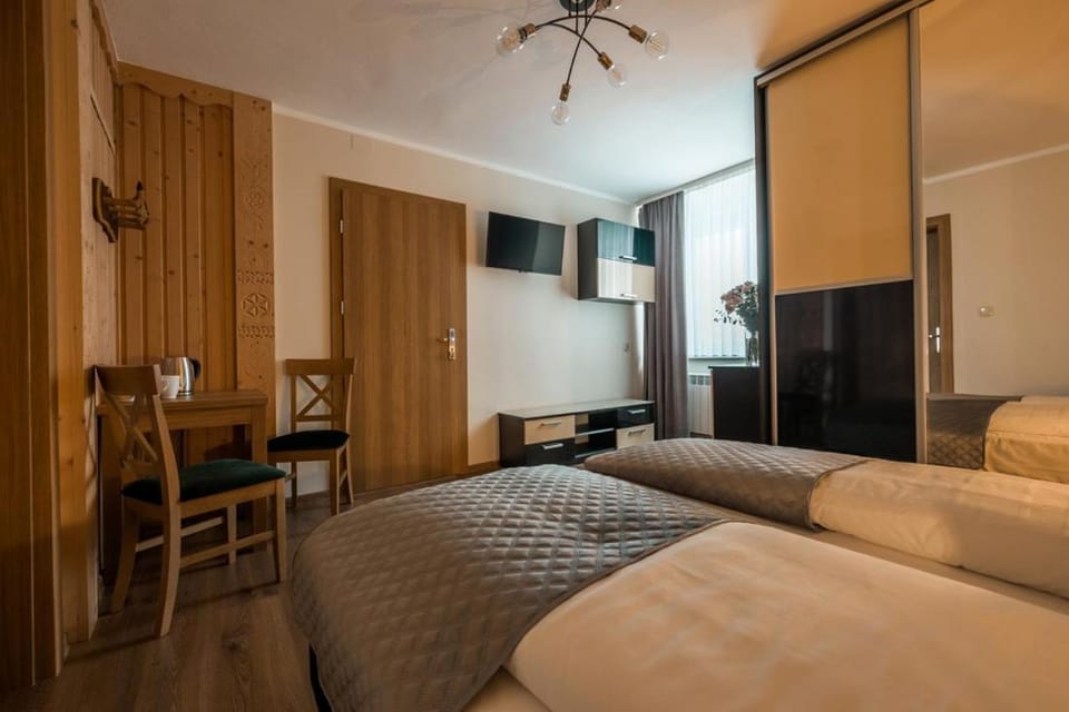 Bed, TV and multimedia, Photo of the whole room, Seating area, Bedroom