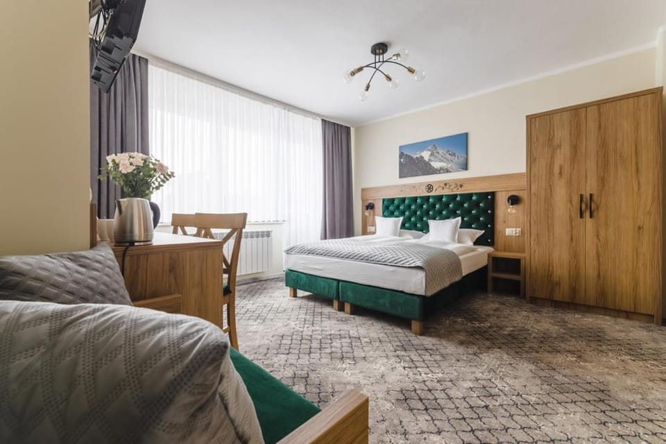 Bed, TV and multimedia, Photo of the whole room, Seating area, Bedroom, wardrobe