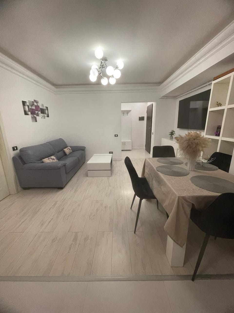 TV and multimedia, Living room, Seating area, Dining area