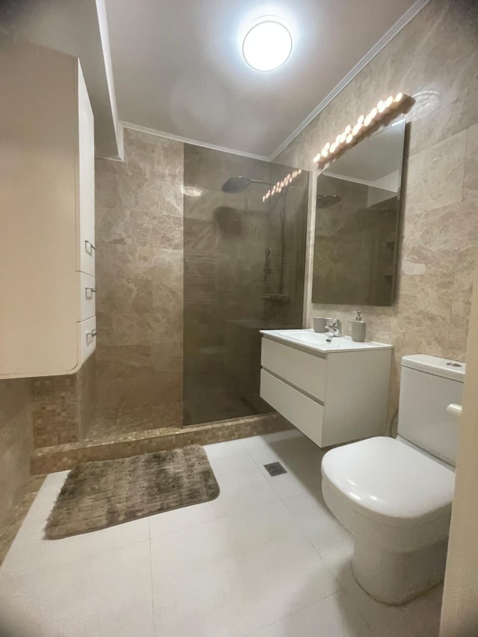 Shower, Toilet, Bathroom, towels