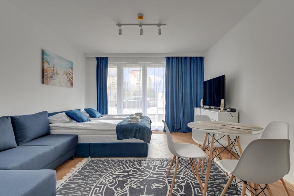 Bed, Dining area, Bedroom