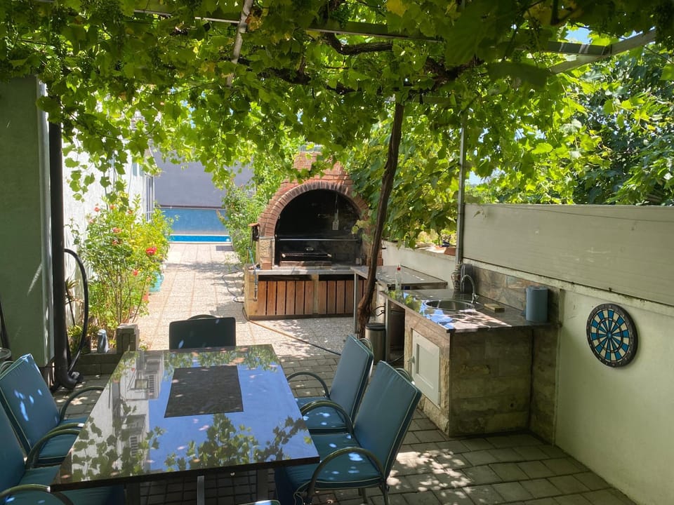 BBQ facilities, Dining area