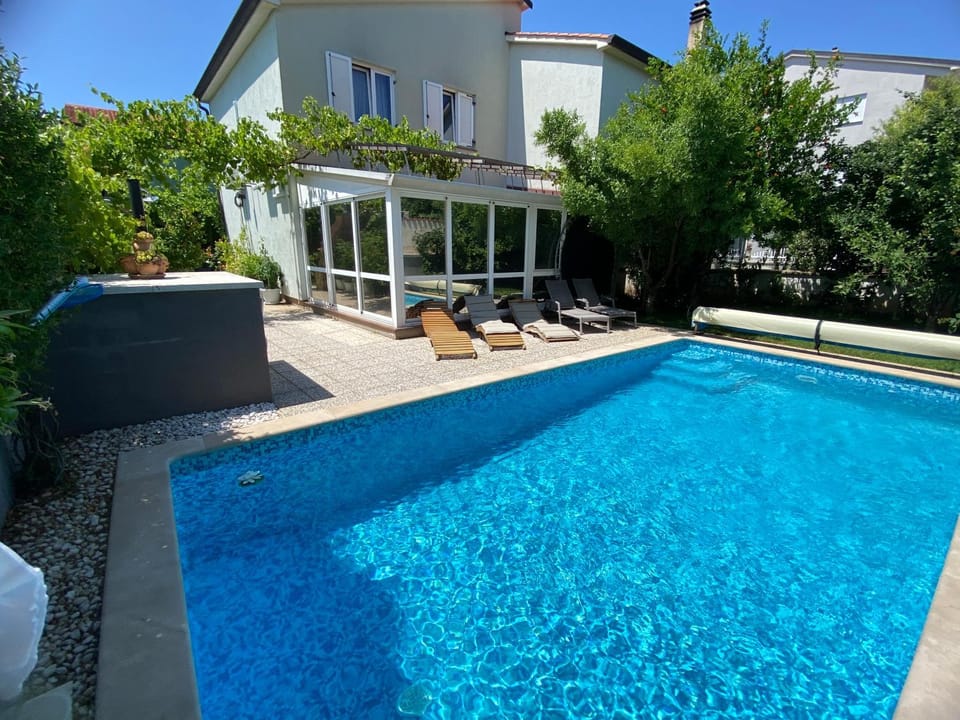 Garden view, Pool view, Swimming pool, sunbed