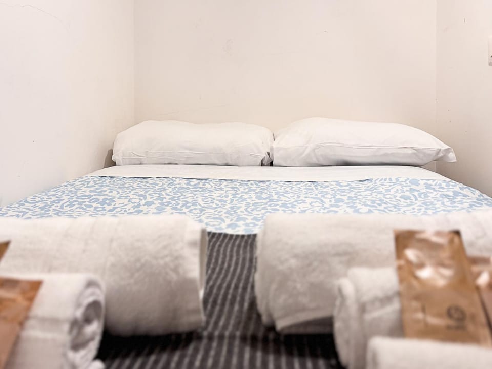 Bed, towels