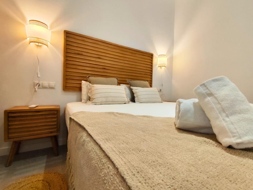 Bed, Living room, Photo of the whole room, Seating area, Bedroom, towels