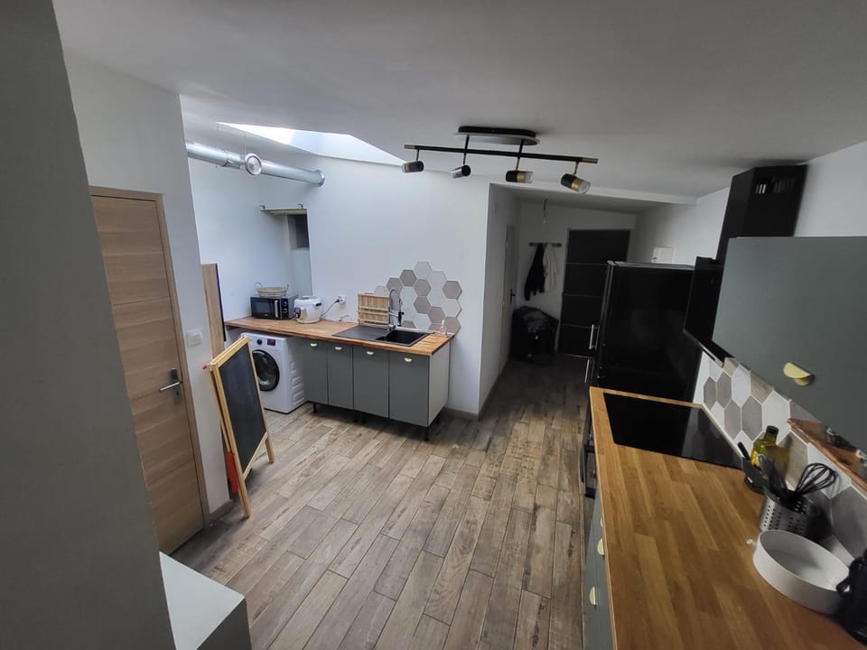 Kitchen or kitchenette, oven