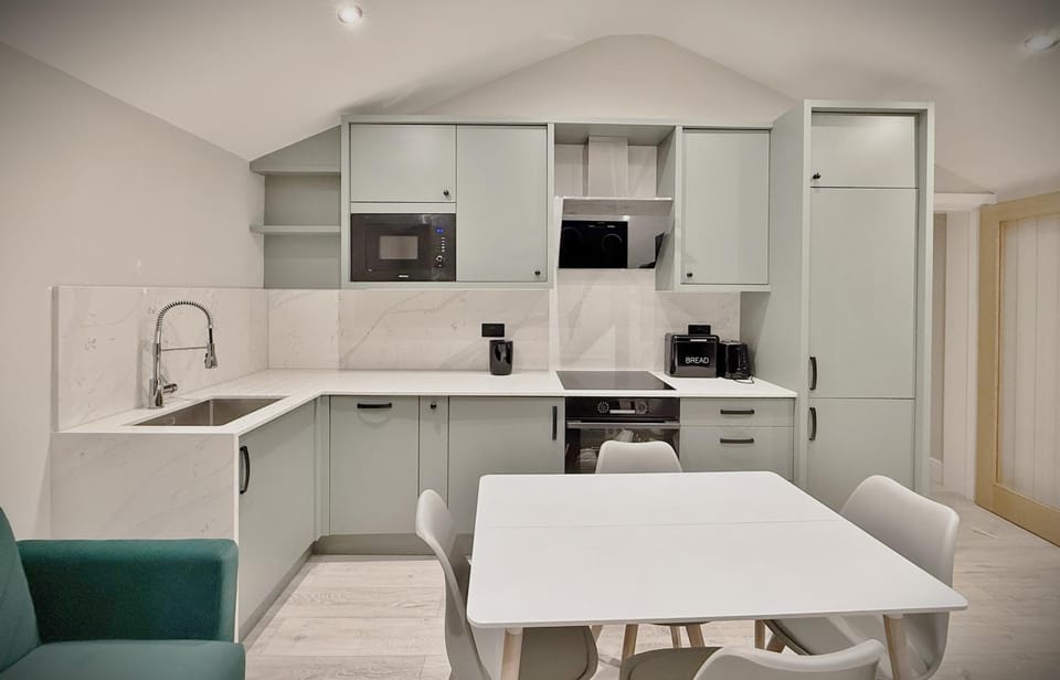 Fantastic 2 Bed Penthouse With Free Parking in Acton Apartment in London Borough of Ealing