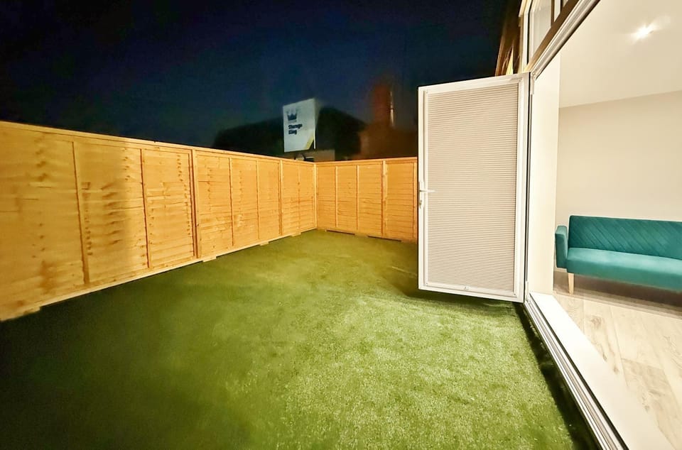 Fantastic 2 Bed Penthouse With Free Parking in Acton Apartment in London Borough of Ealing