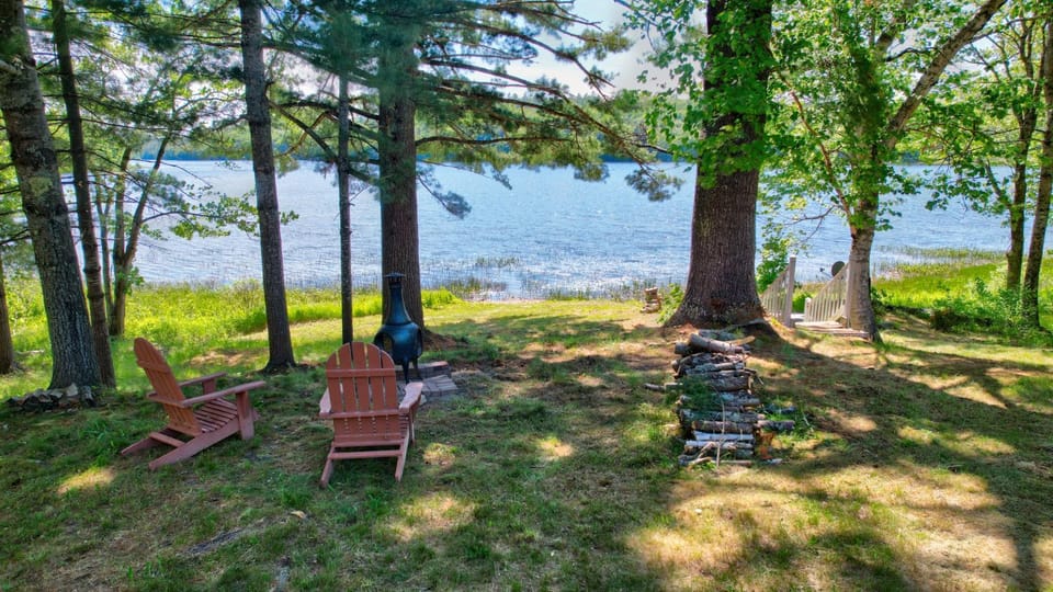 Authentic Maine Log CabinLakefrontKayaksPets Cabin in Dedham